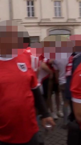 Während einer Übertragung des Schweizer Fernsehens SRF war am Dienstag vor dem Spiel zu sehen, wie Anhänger der ÖFB-Auswahl in der Stadt zur Melodie des Lieds "L'amour toujours" die Parole "Deutschland den Deutschen, Ausländer raus" singen.