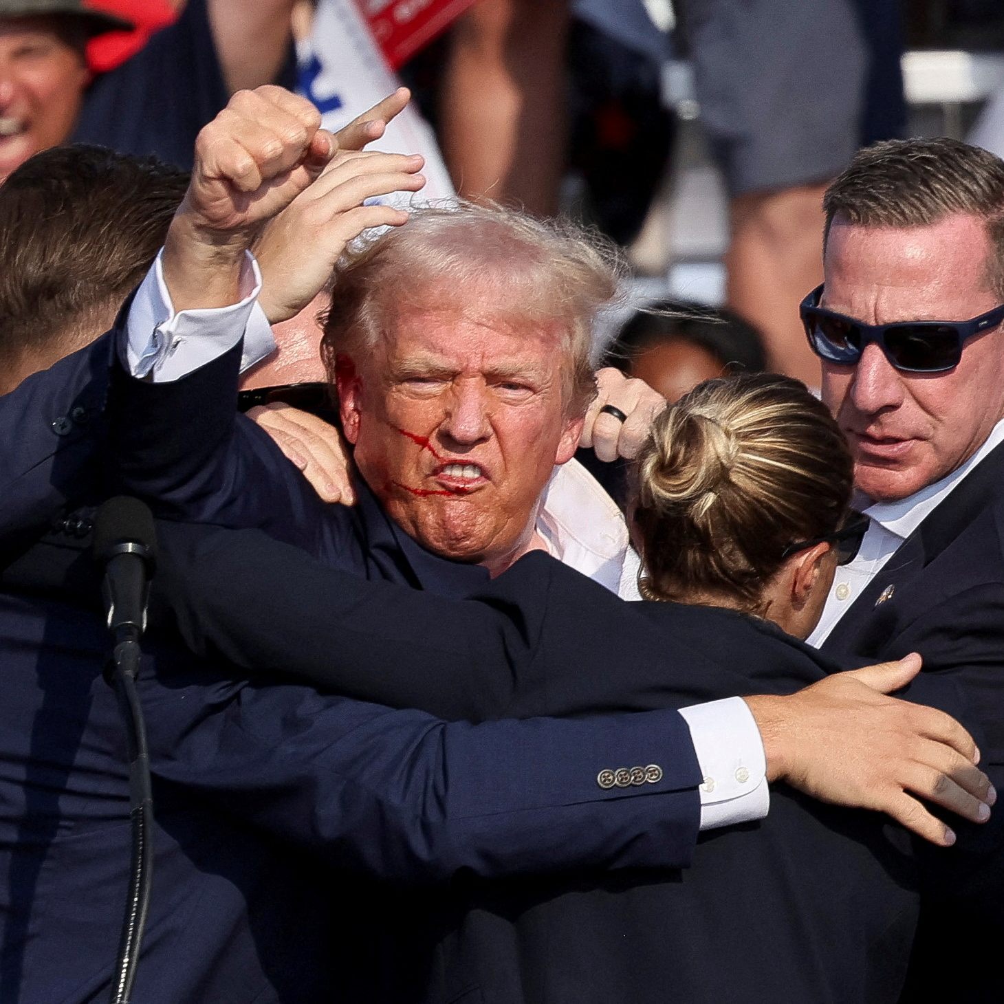 Agenten des Secret Service umringen den verletzten Ex-Präsident Trump.