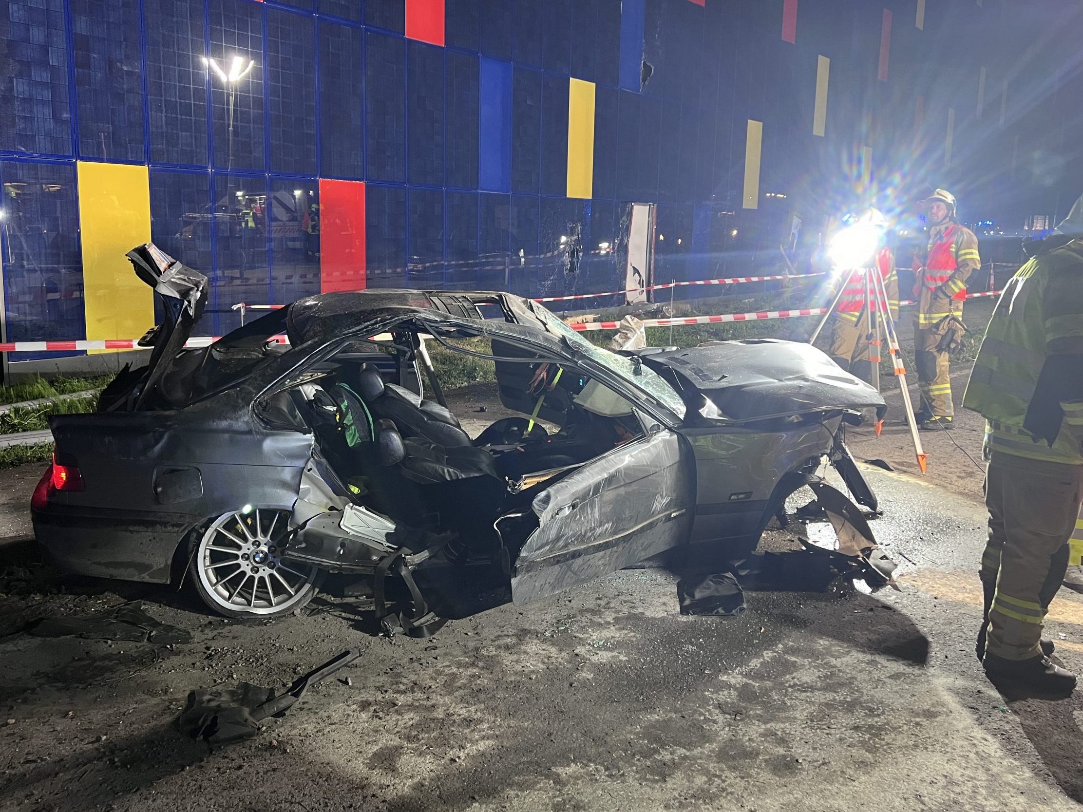 Der völlig zerstörte BMW nach dem Unfall. Der völlig zerstörte BMW nach dem Unfall.