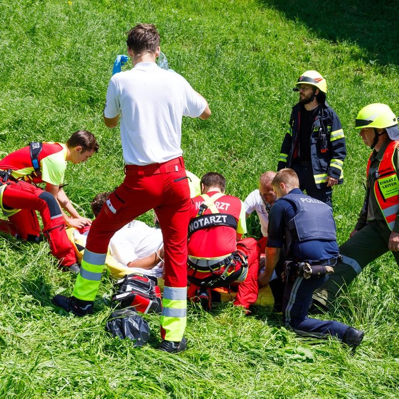 Der verunfallte Fahrer wurde an der Unfallstelle erstversorgt.