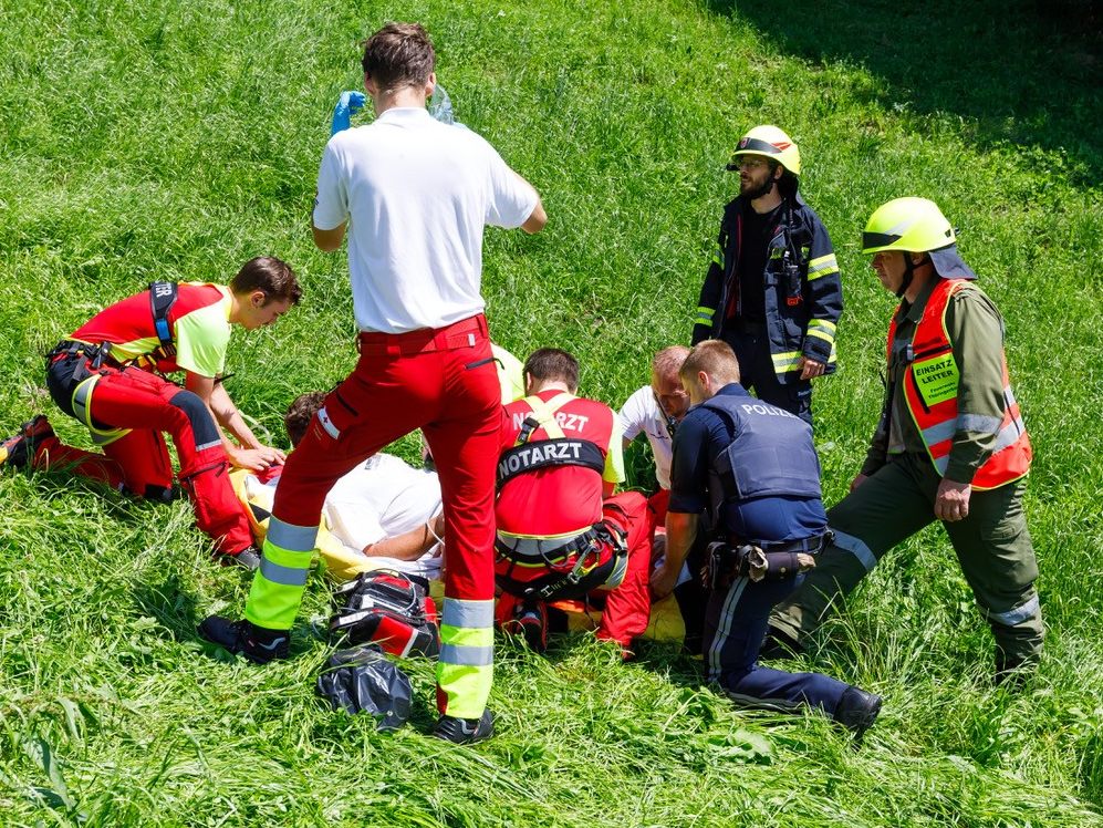 Der verunfallte Fahrer wurde an der Unfallstelle erstversorgt. Der verunfallte Fahrer wurde an der Unfallstelle erstversorgt.
