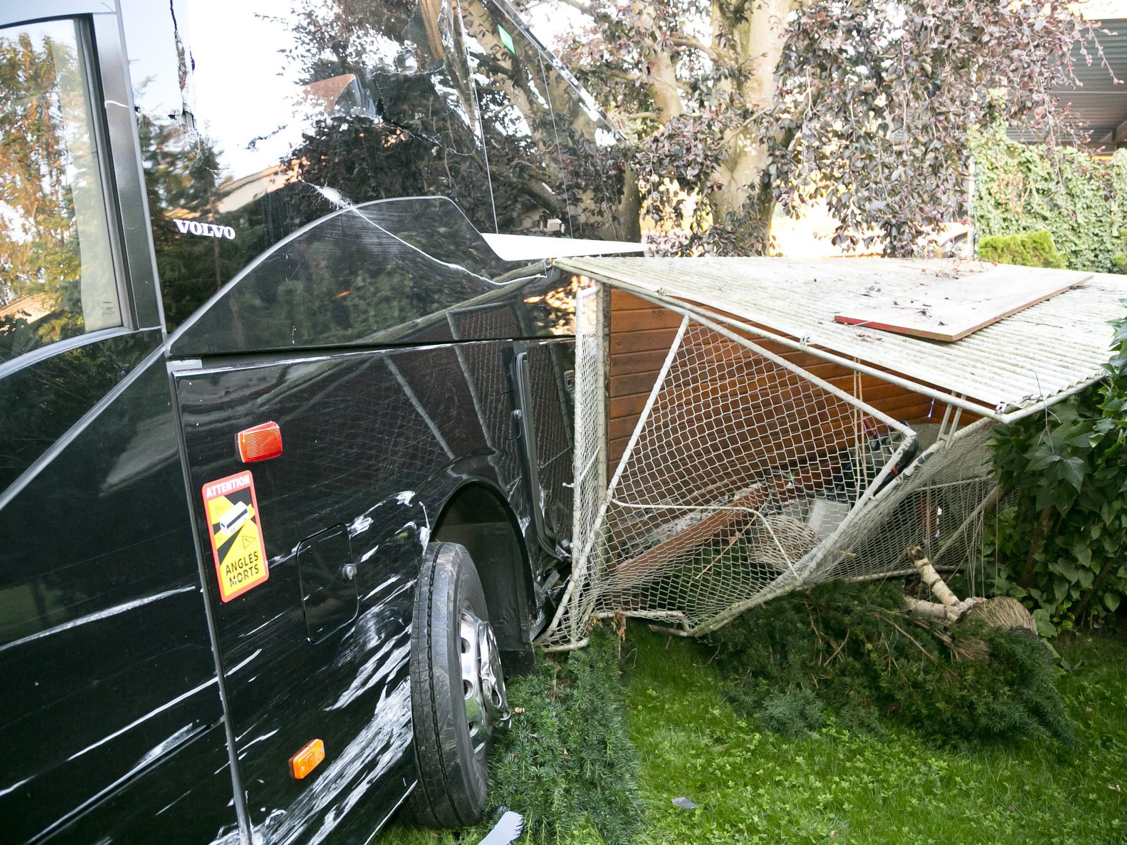 Bus kracht in Dornbirner Hausfassade Bus kracht in Dornbirner Hausfassade