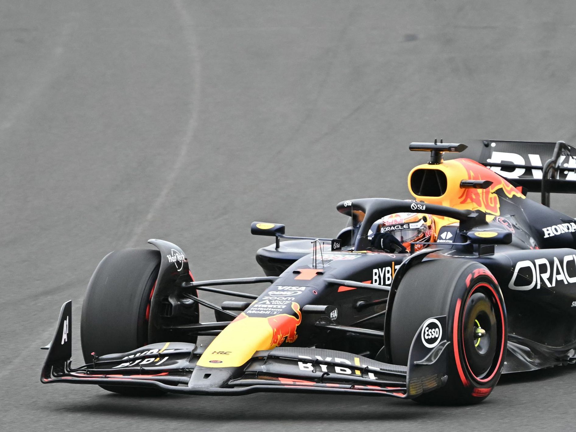 Max Verstappen muss an den McLaren-Piloten vorbei.