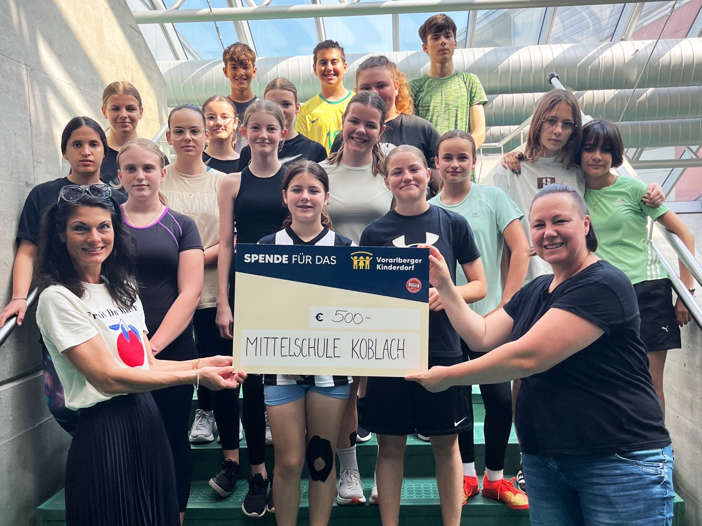 Die Schüler:innen der 3a und 3b der Mittelschule Koblach übergaben die Spende in Höhe von 500 Euro an Karin Mäser vom Vorarlberger Kinderdorf. Die Schüler:innen der 3a und 3b der Mittelschule Koblach übergaben die Spende in Höhe von 500 Euro an Karin Mäser vom Vorarlberger Kinderdorf.