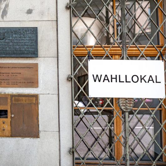 Im Gegensatz zu vergangenen Wahlen enthalten die Hauskundmachungen nun keine Informationen mehr über die Anzahl der Wahlberechtigten pro Wohnung.