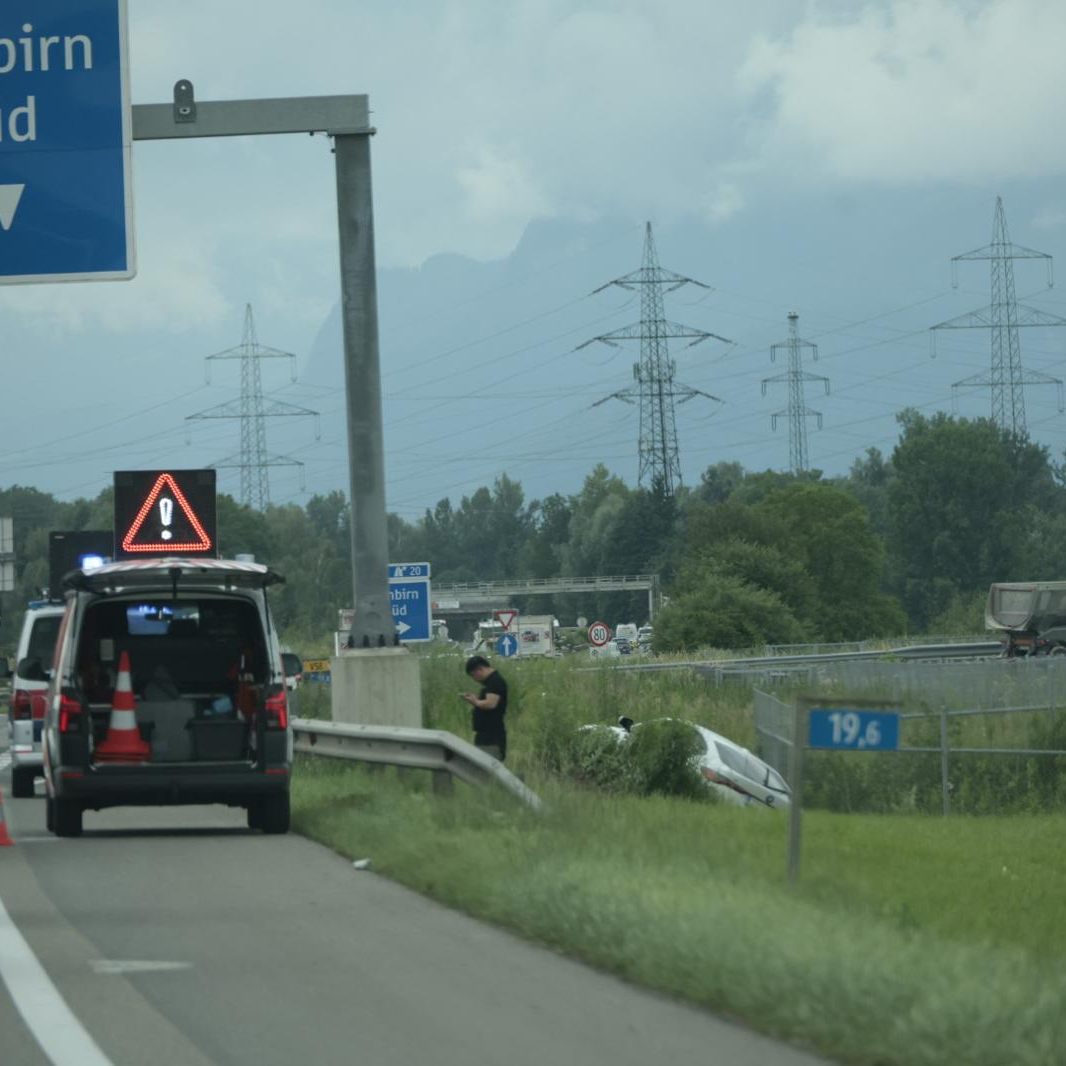 Auf der Autobahn von der Fahrbahn abgekommen