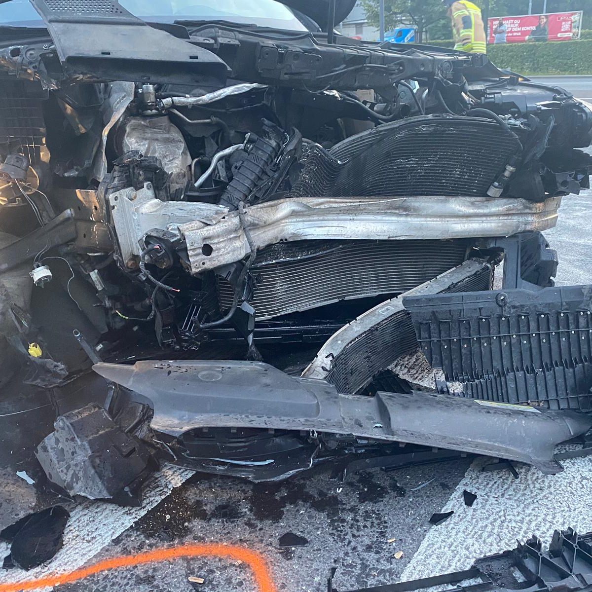 Zwei Fahrzeuge wurden bei dem Unfall beschädigt.