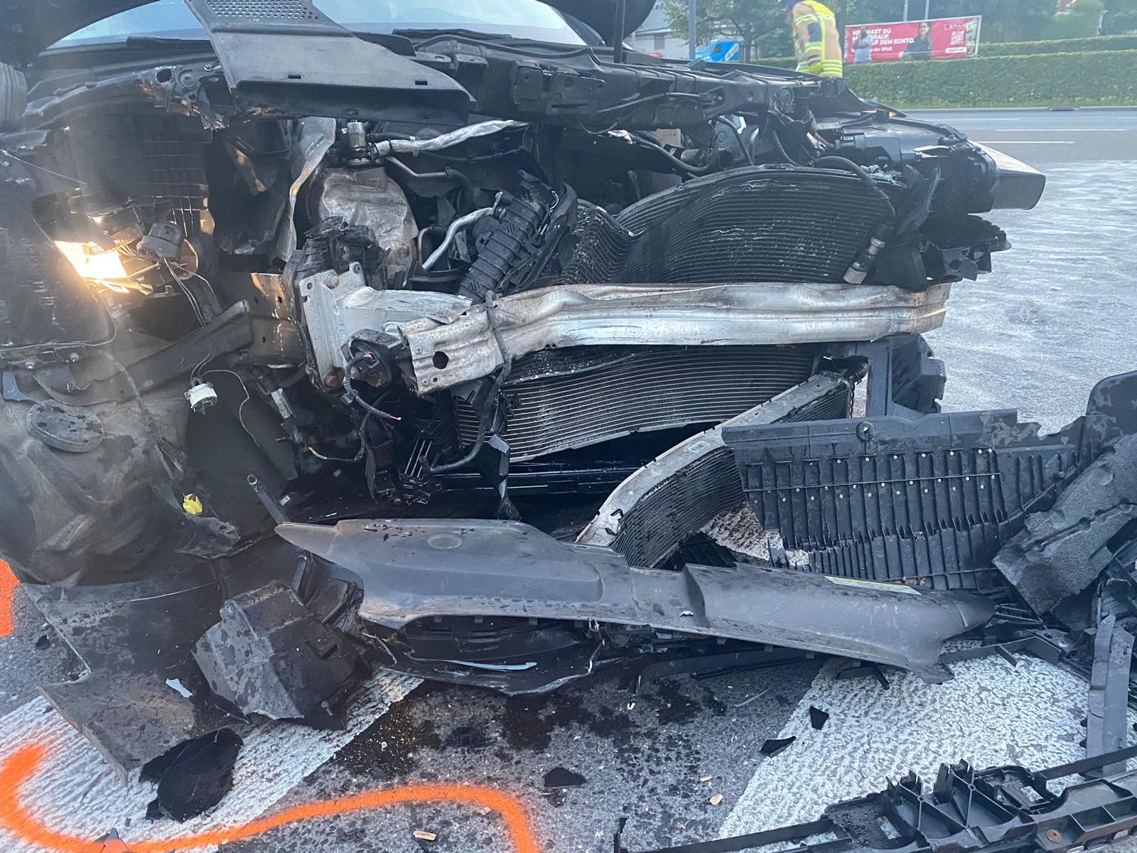 Zwei Fahrzeuge wurden bei dem Unfall beschädigt. Zwei Fahrzeuge wurden bei dem Unfall beschädigt.