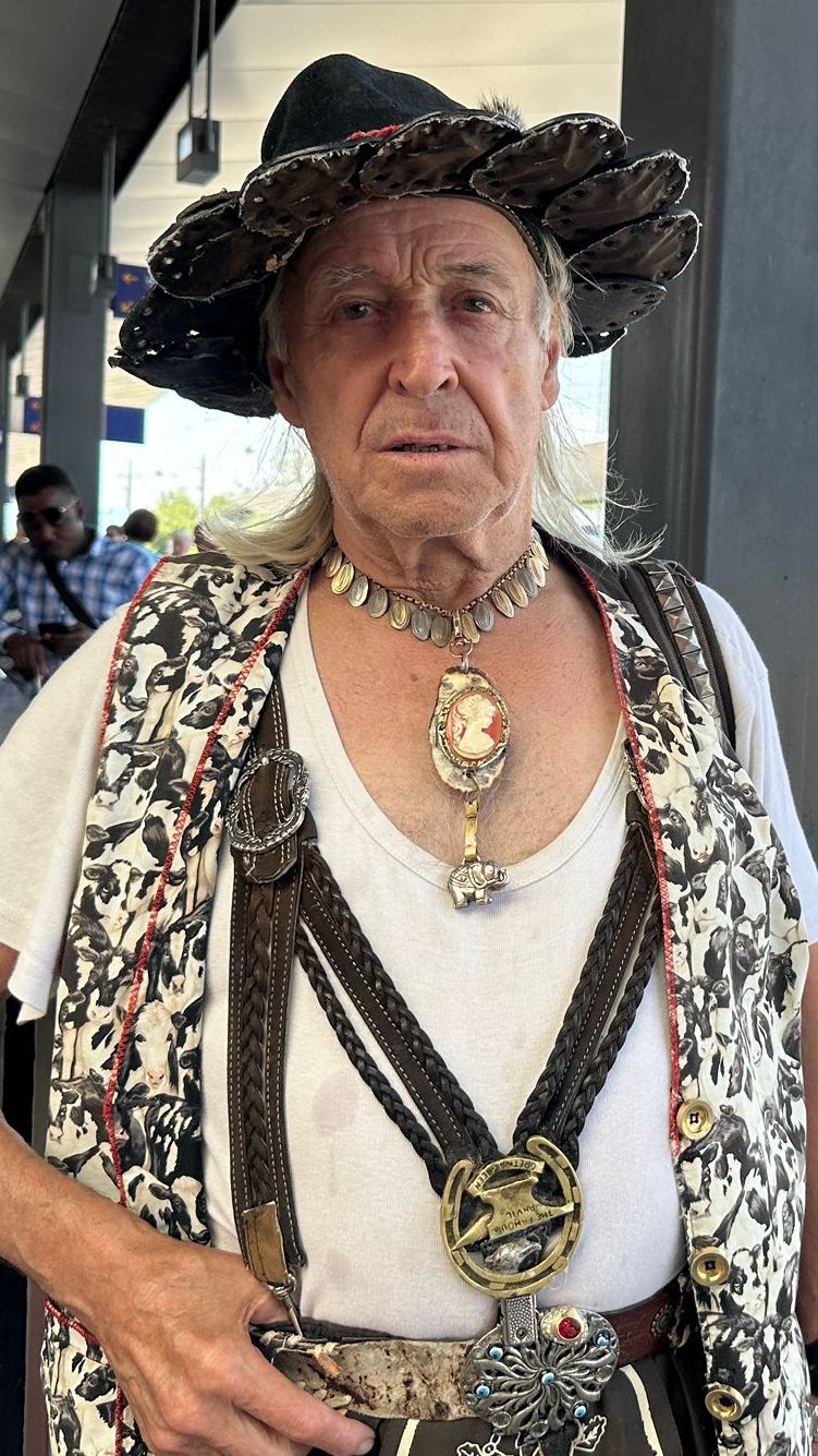 Elmar Willi aus dem Montafon wollte eigentlich zu seinem "Pupperl" nach Lauterach - doch das muss warten.