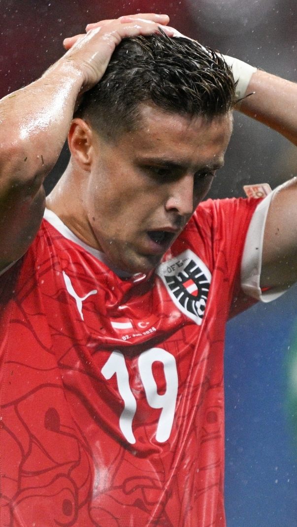 Baumgartner weint sich an Alabas Schulter aus.