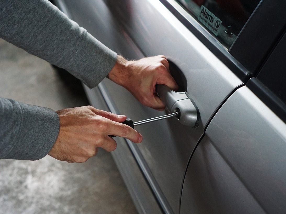 Gleich zwei Mal versuchten Autodiebe in Autos zu gelangen. Gleich zwei Mal versuchten Autodiebe in Autos zu gelangen.