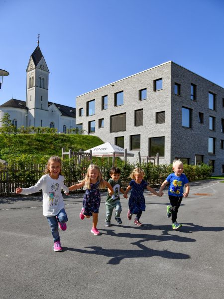 Bild zeigt einige Kinder im Zentrum von Sulz.