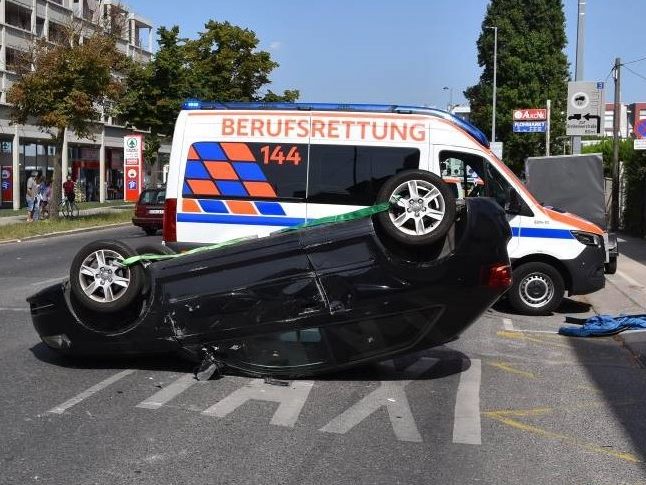Ein Auto überschlug sich bei dem Unfall in Wien-Donaustadt. Ein Auto überschlug sich bei dem Unfall in Wien-Donaustadt.
