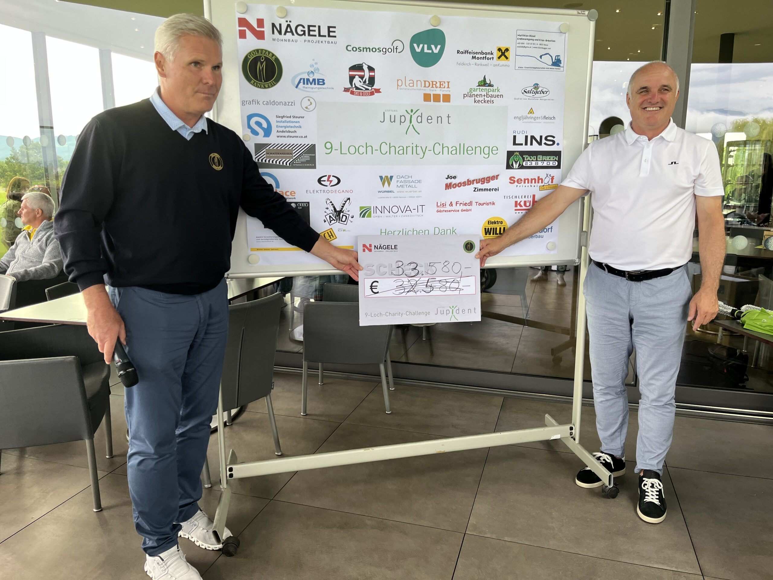 Klaus Nägele überreichte den Scheck an Manfred Ganahl.