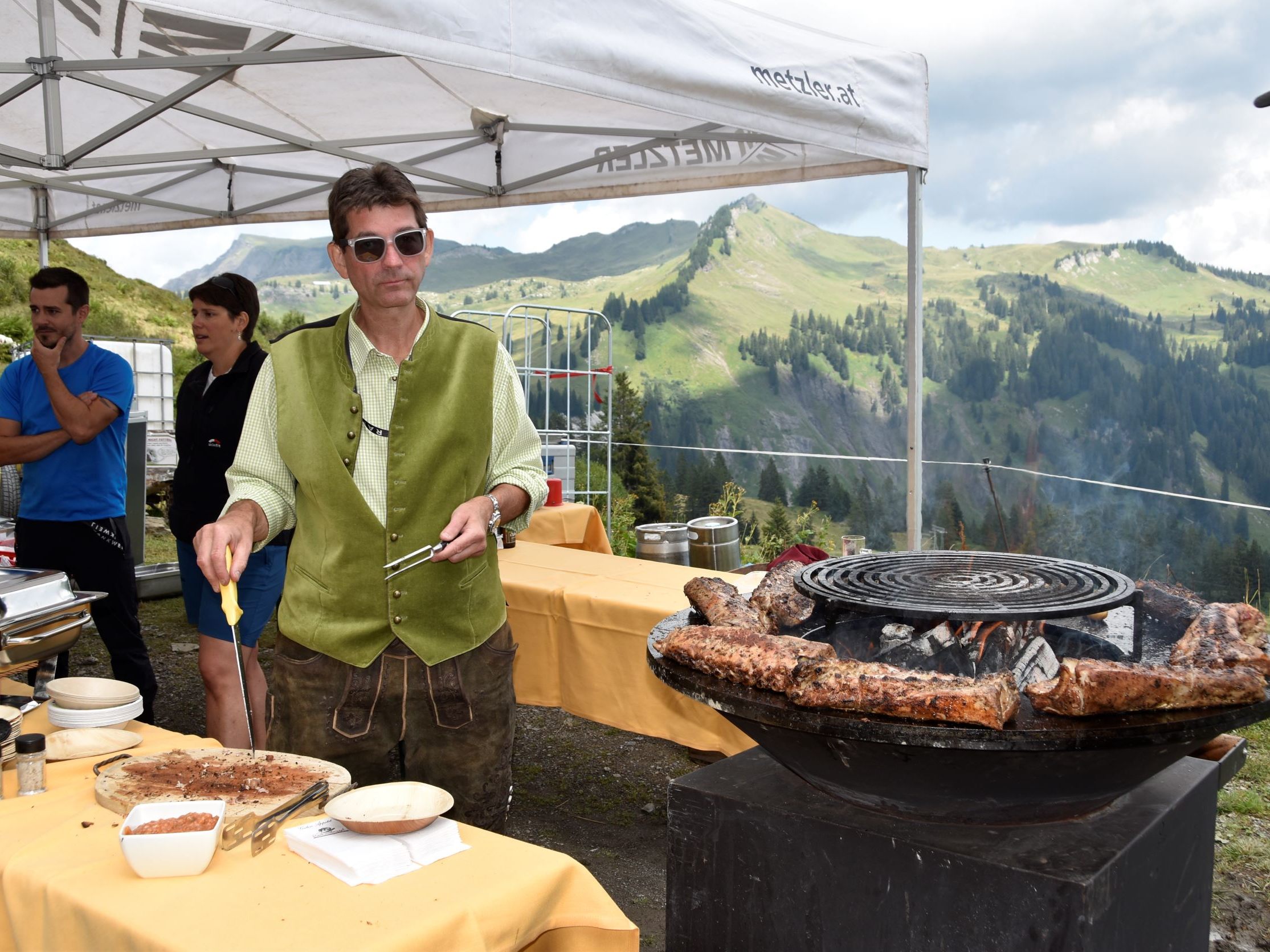 Rankweiler Hof Geschäftsführer Roland Vith freut sich beim Running Alpschwein auf viele Gäste und nette Stunden in der Laternser Bergwelt. Rankweiler Hof Geschäftsführer Roland Vith freut sich beim Running Alpschwein auf viele Gäste und nette Stunden in der Laternser Bergwelt.