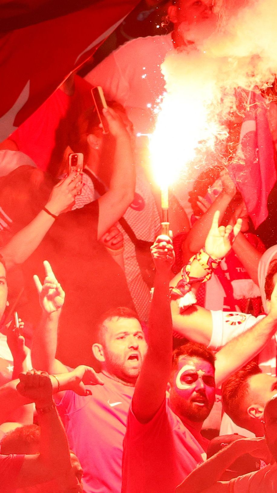 Türkische Fans zeigen den rechtsextremen "Wolfsgruß".