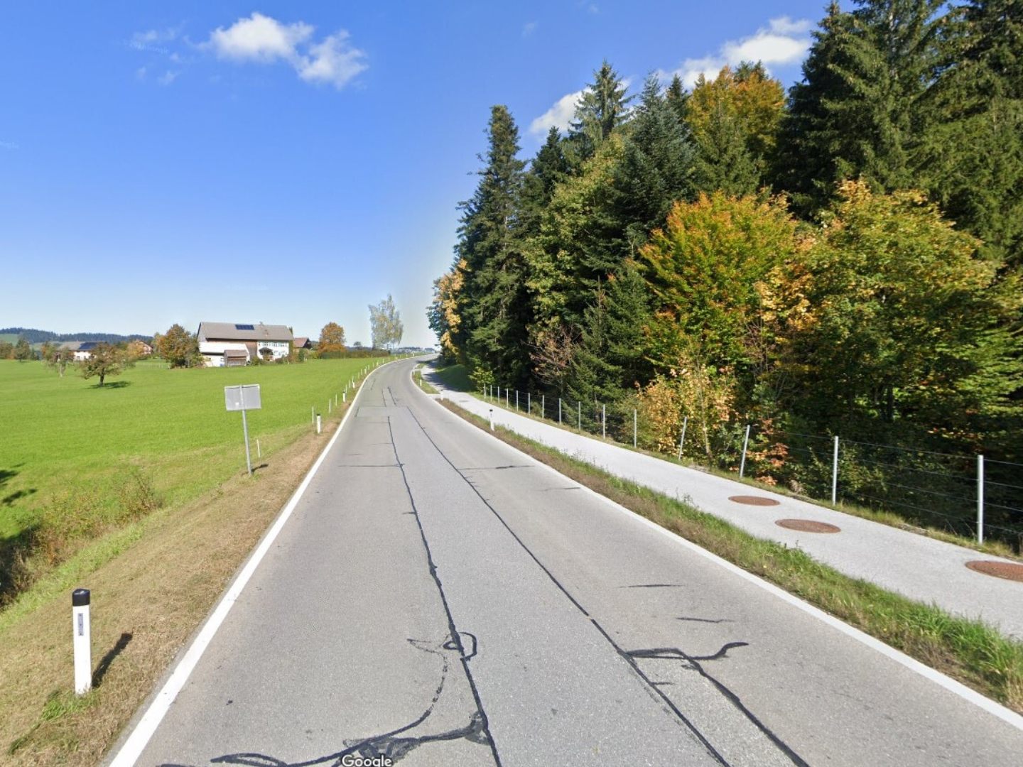 Fahrzeugbrand auf der L6 in Krumbach. (Symbolbild)