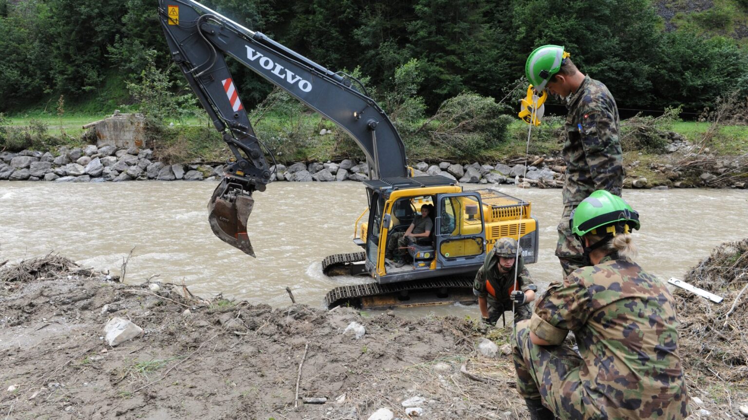 Nach den schweren Unwettern in den Kantonen Tessin und Wallis hilft die Schweizer Armee bei der Bewältigung der Unwetterschäden. Nach den schweren Unwettern in den Kantonen Tessin und Wallis hilft die Schweizer Armee bei der Bewältigung der Unwetterschäden.