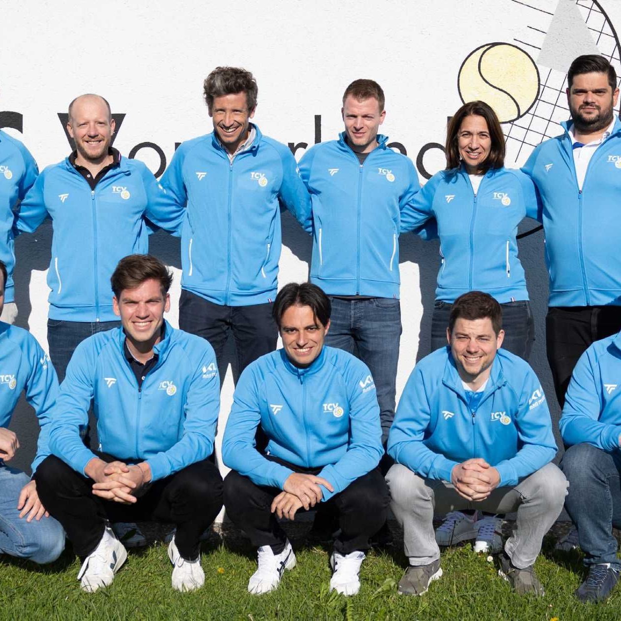 Der Vorstand von Jubilar TC Vorderland steht im Dauerstress aber ist auch in Feierlaune.