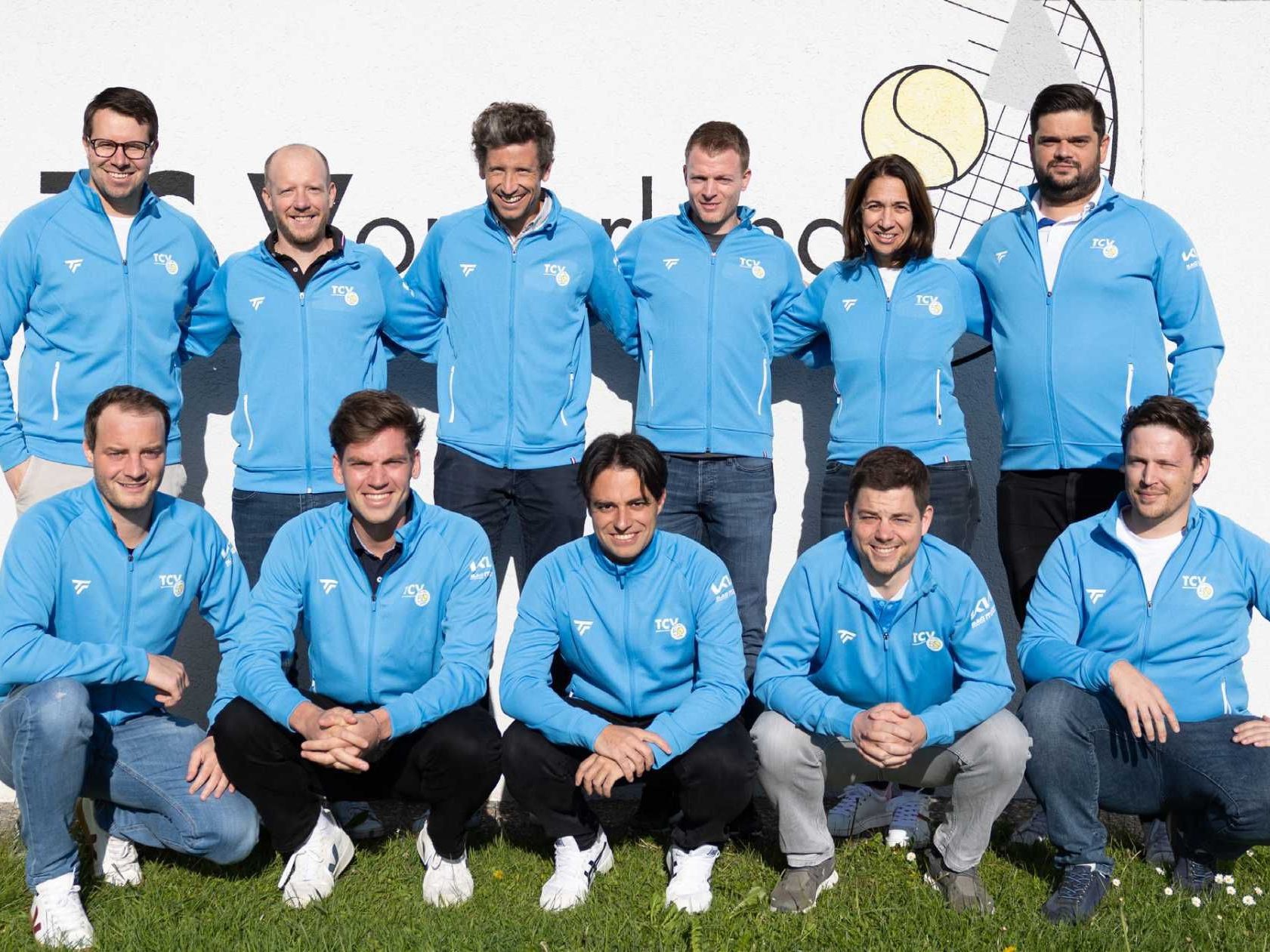 Der Vorstand von Jubilar TC Vorderland steht im Dauerstress aber ist auch in Feierlaune.