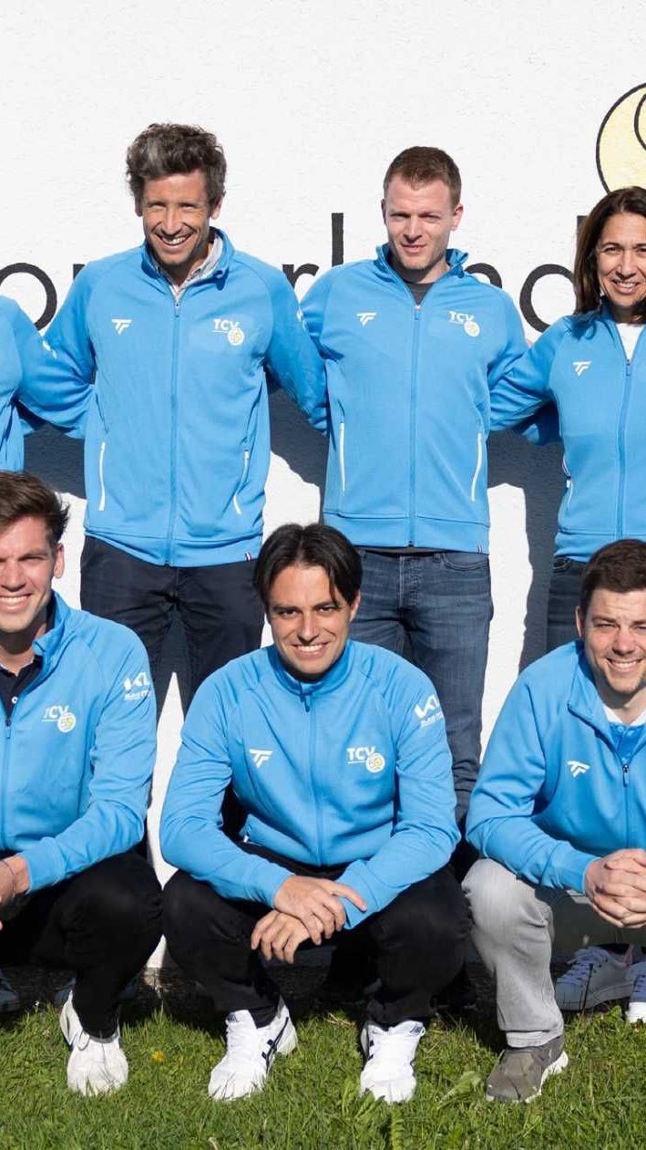 Der Vorstand von Jubilar TC Vorderland steht im Dauerstress aber ist auch in Feierlaune.