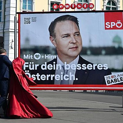 SPÖ-Bundesparteichef Babler enthüllte die Plakate vor dem Kanzleramt.
