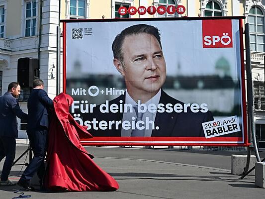 SPÖ-Bundesparteichef Babler enthüllte die Plakate vor dem Kanzleramt. SPÖ-Bundesparteichef Babler enthüllte die Plakate vor dem Kanzleramt.