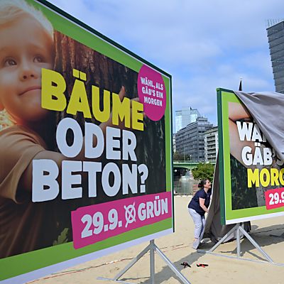 Parteichef Kogler enthüllte die ersten Plakate für die Wahl.