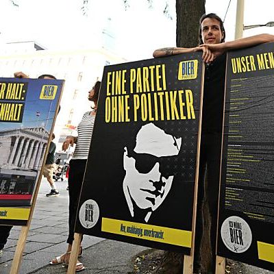 Wlaznys Partei stellte ihre Plakate vor.