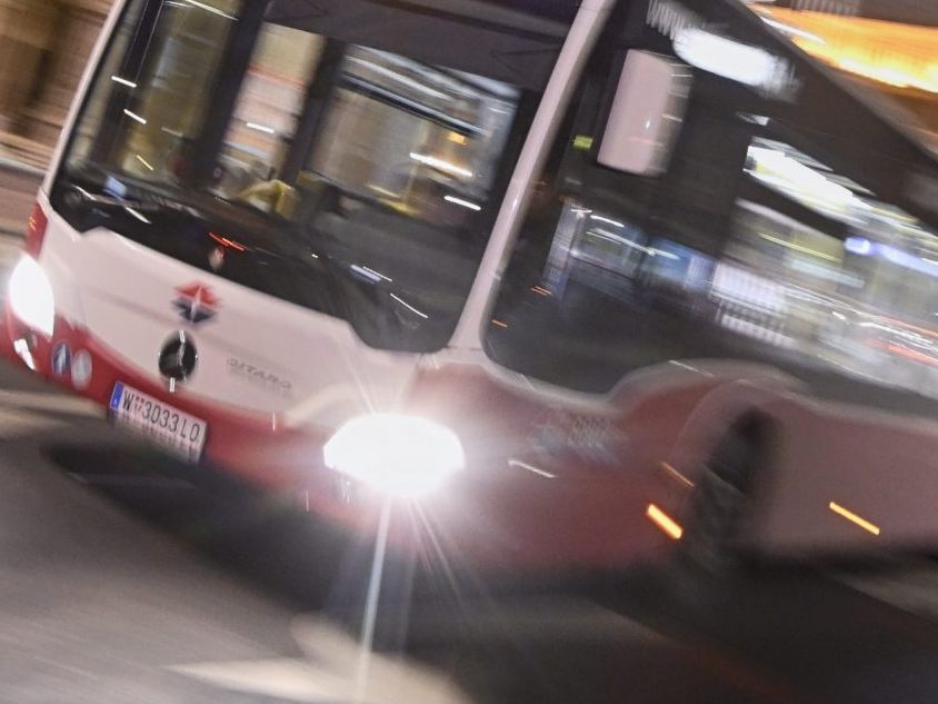 In Wien-Landstraße kam es zu einem nächtlichen Busunfall.