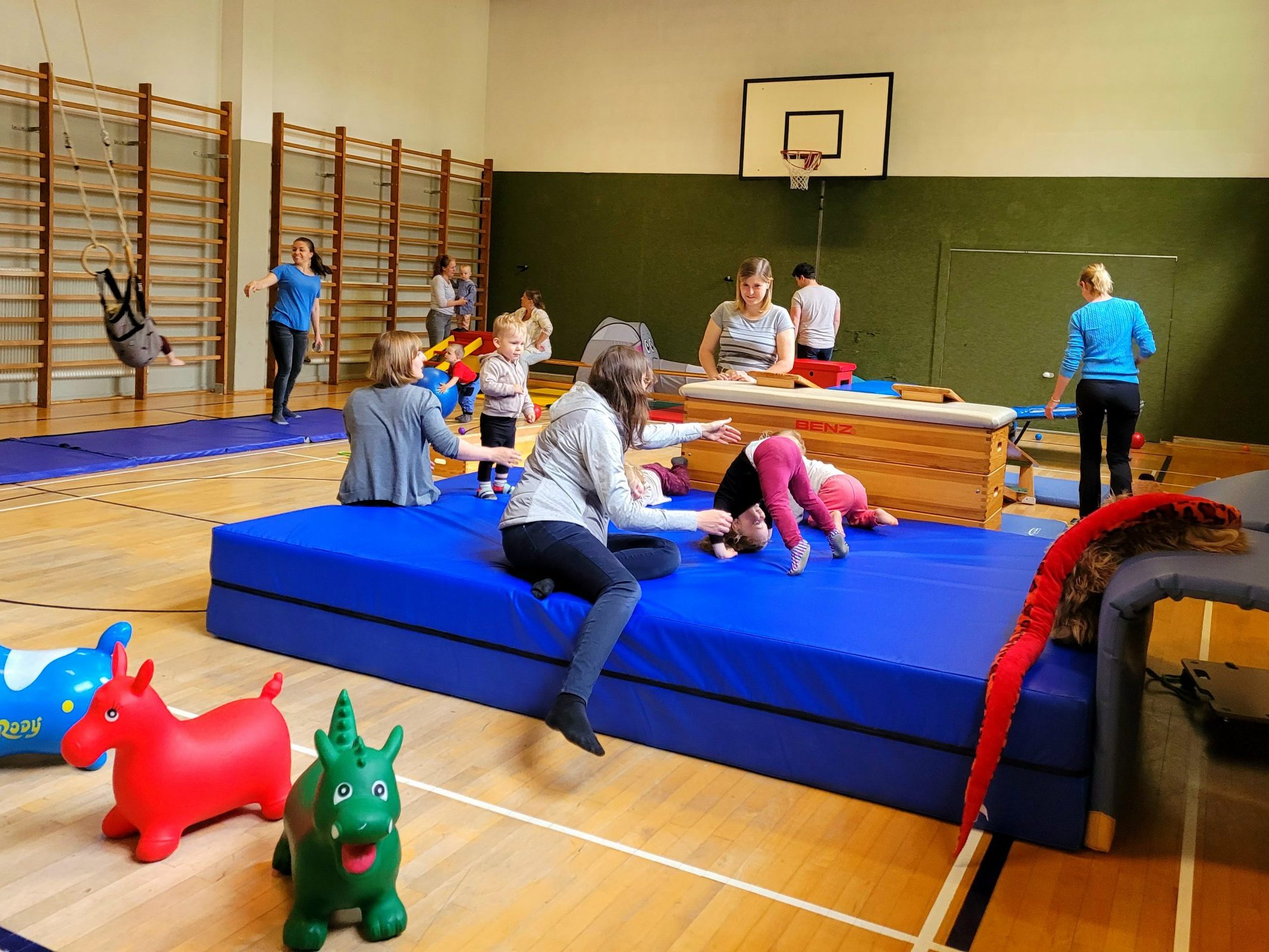 Eltern-Kind-Turnen: eine Stunde mit viel Spaß. Eltern-Kind-Turnen: eine Stunde mit viel Spaß.
