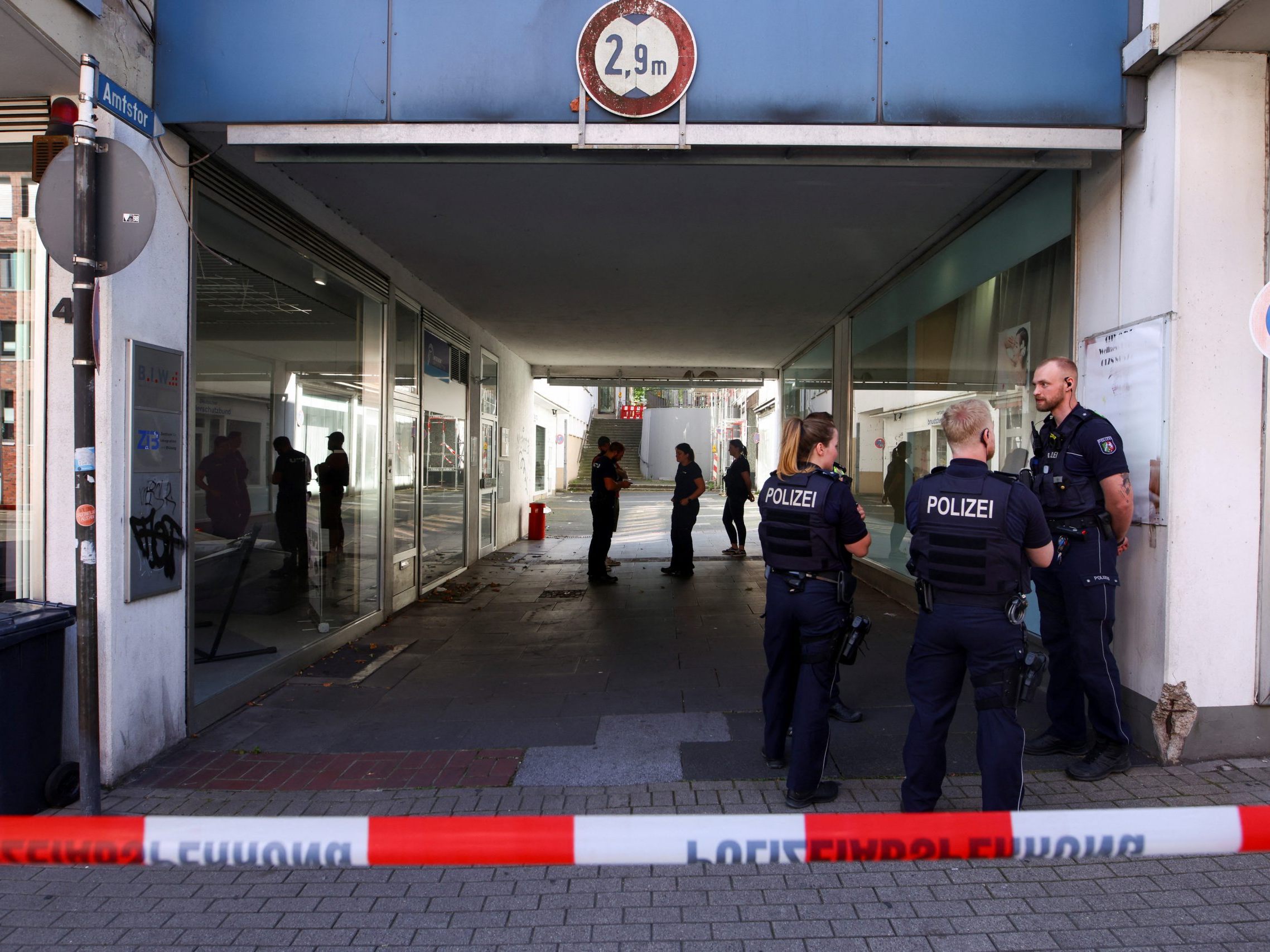 Ein 15-Jähriger wurde festgenommen. Ein 15-Jähriger wurde festgenommen.