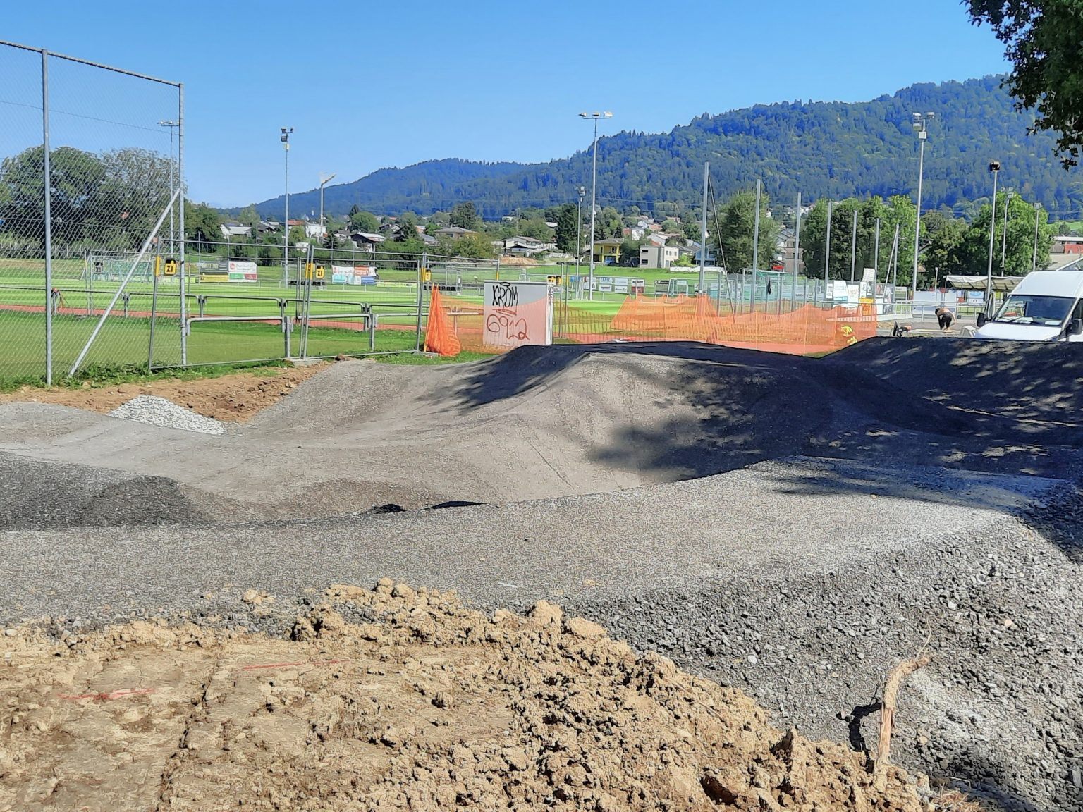 Mit der Errichtung der Pumptrack-Anlage wurde der Oberösterreichische Fachbetrieb „Alliance“ beauftragt. Mit der Errichtung der Pumptrack-Anlage wurde der Oberösterreichische Fachbetrieb „Alliance“ beauftragt.