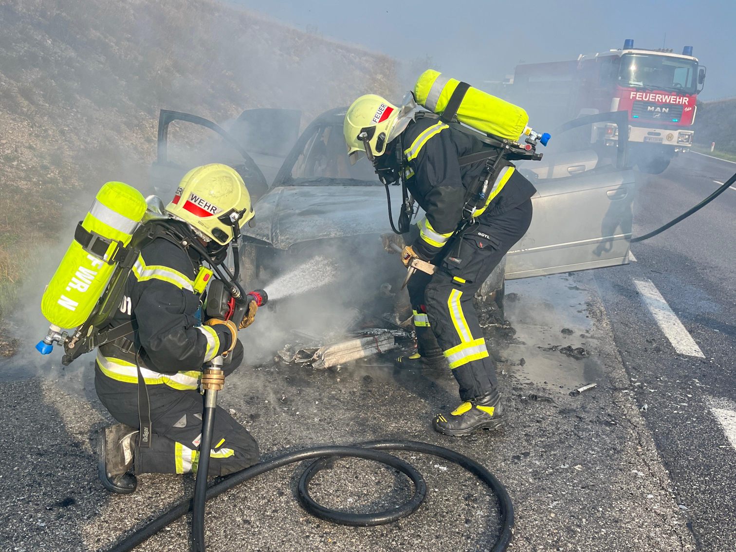 Auto brannte auf Nordspange in Niederösterreich.