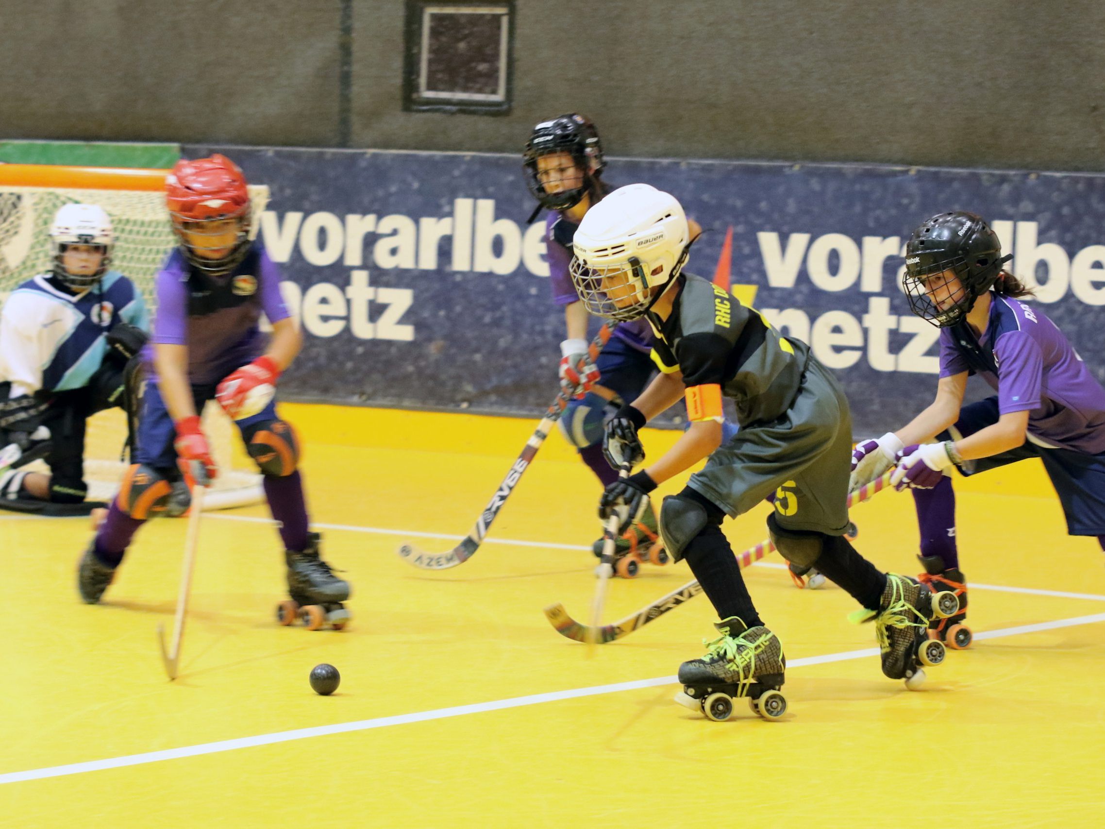 Nachwuchs-Rollhockeysport vom Feinsten wurde dem Publikum am vergangenen Wochenende in der Dornbirner Stadthalle geboten. Nachwuchs-Rollhockeysport vom Feinsten wurde dem Publikum am vergangenen Wochenende in der Dornbirner Stadthalle geboten.