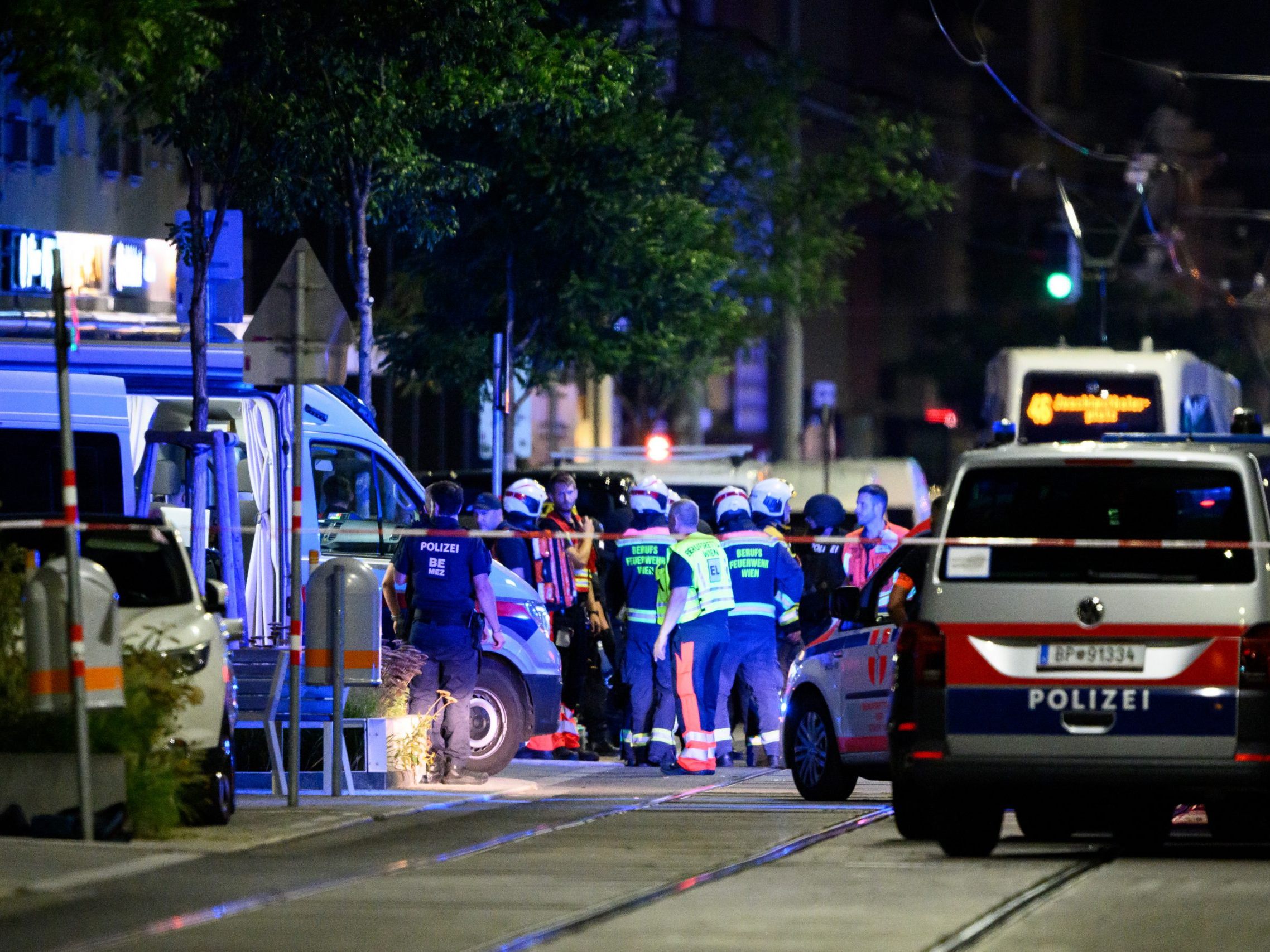 Ein Mann löste einen Großeinsatz in Wien-Ottakring aus, bei dem es zu einer Explosion kam. Ein Mann löste einen Großeinsatz in Wien-Ottakring aus, bei dem es zu einer Explosion kam.
