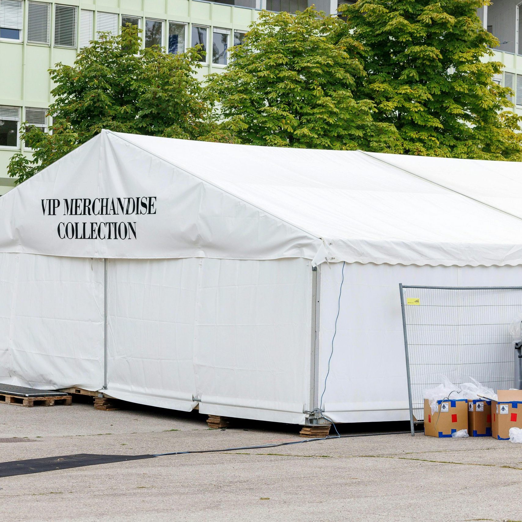 Ein Zelt für Merchandising vor dem Ernst-Happel-Stadion am Tag nach der Absage der Swift-Konzerte in Wien.