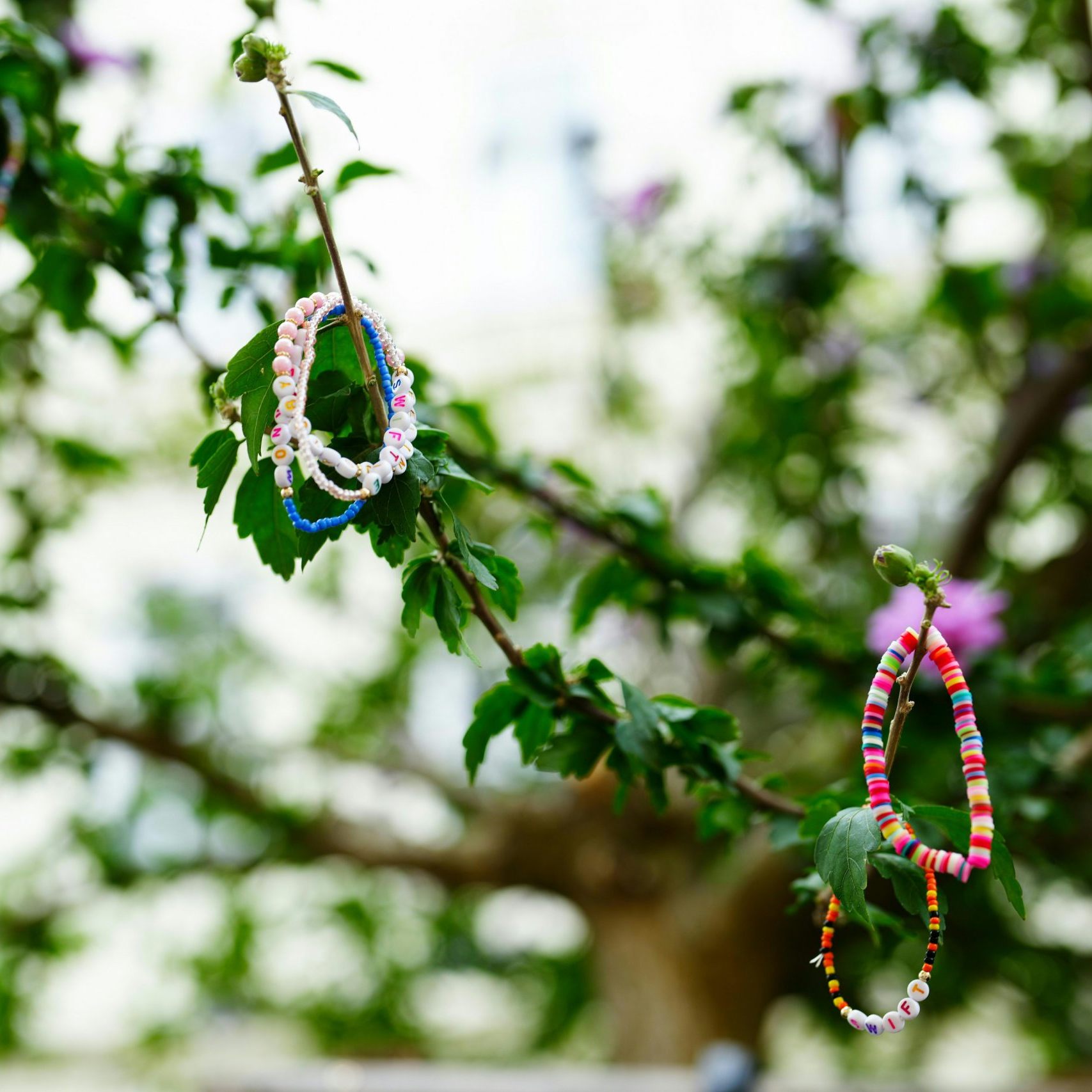 Armbänder von Swift-Fans am Tag nach der Absage der Konzerte in Wien.