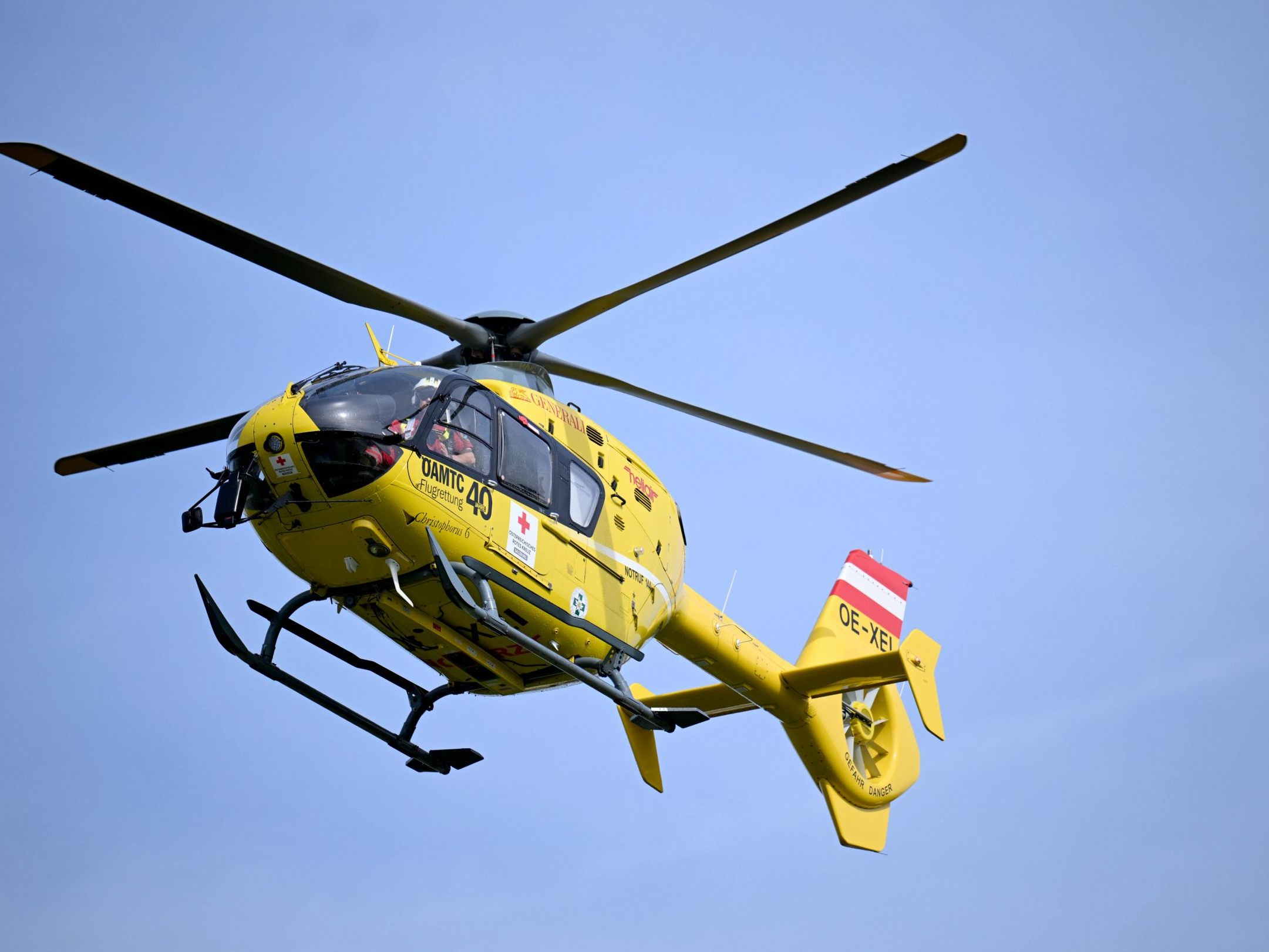 Laut der Freiwilligen Feuerwehr war auch eine Sperre der A1 die Folge des Verkehrsunfalls auf regennasser Fahrbahn. Laut der Freiwilligen Feuerwehr war auch eine Sperre der A1 die Folge des Verkehrsunfalls auf regennasser Fahrbahn.
