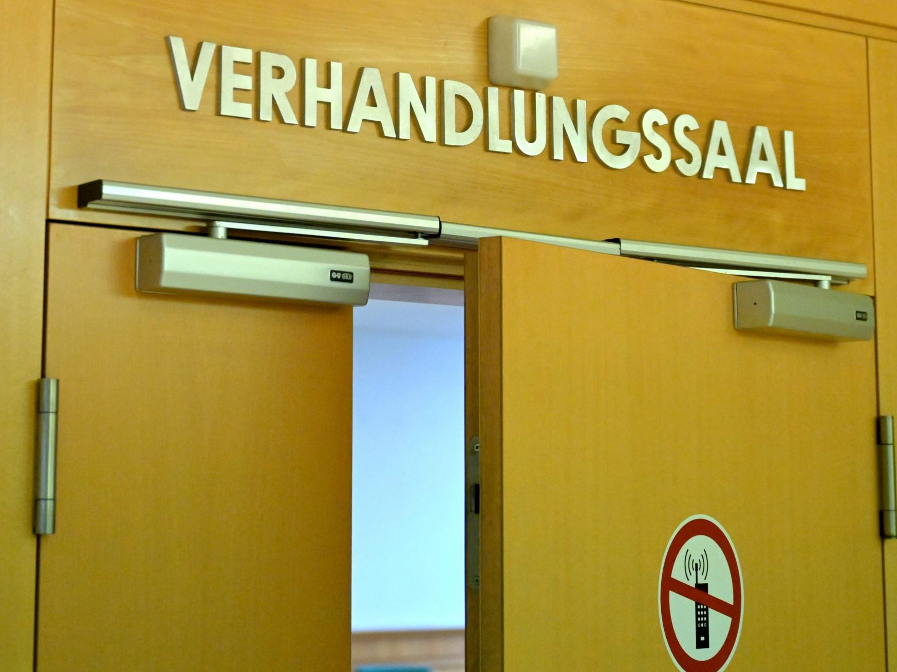 Ein 18-Jähriger erhielt drei Monate bedingt.