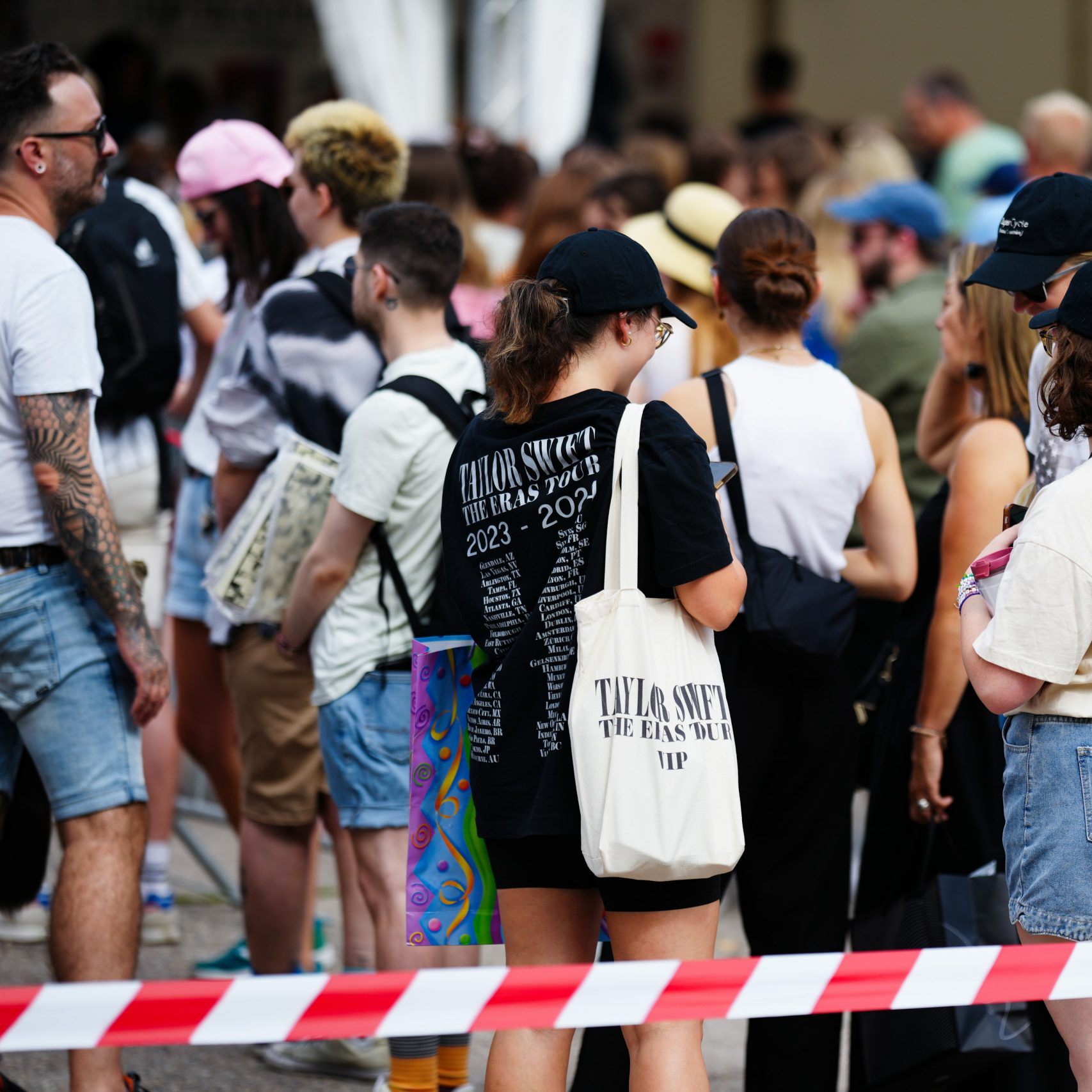 Viele Swift-Fans sind extra nach Wien angereist und nach der Absage der Konzerte nun ratlos.