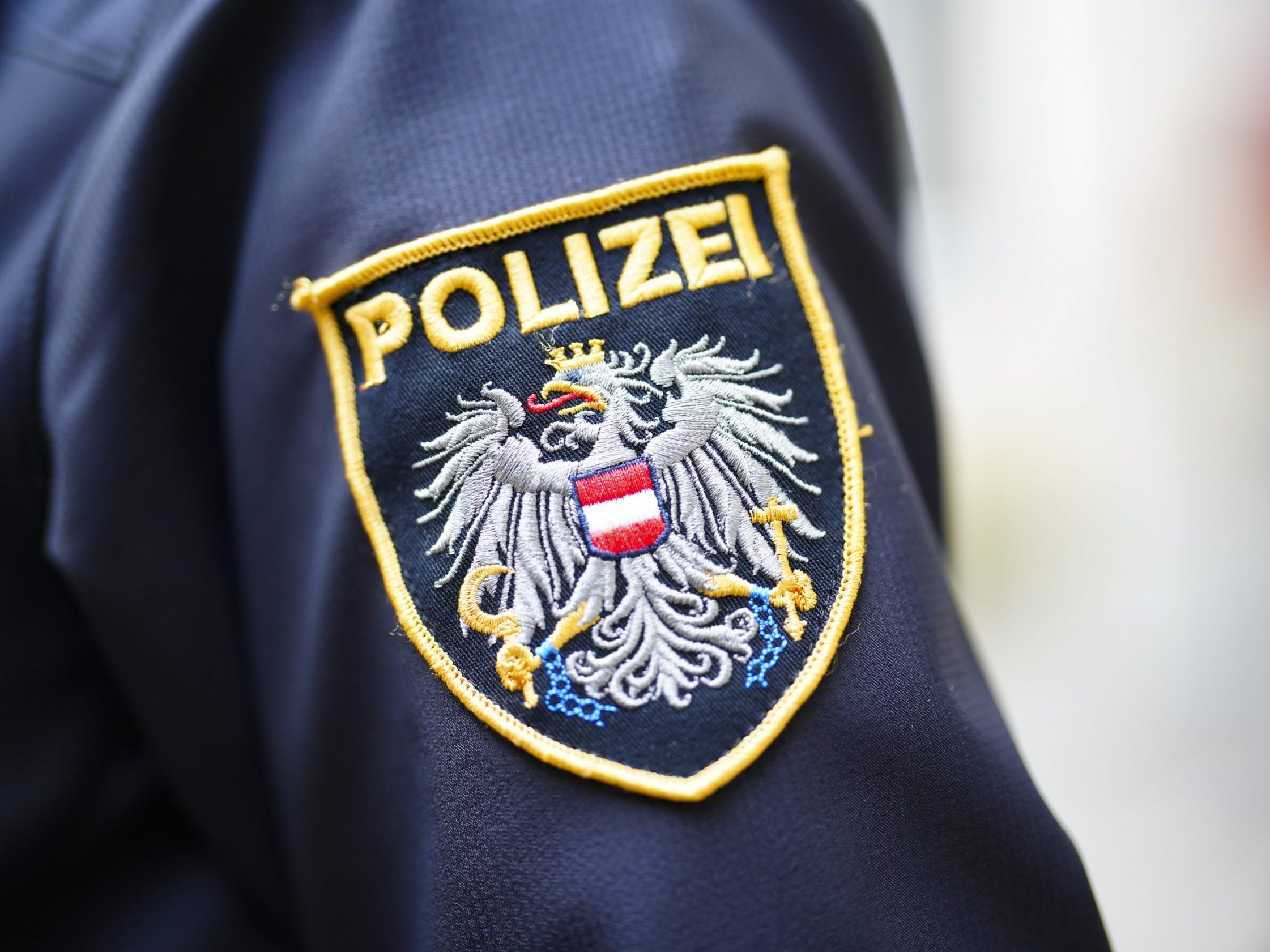 Polizisten wurden von einem Mann attackiert. Polizisten wurden von einem Mann attackiert.