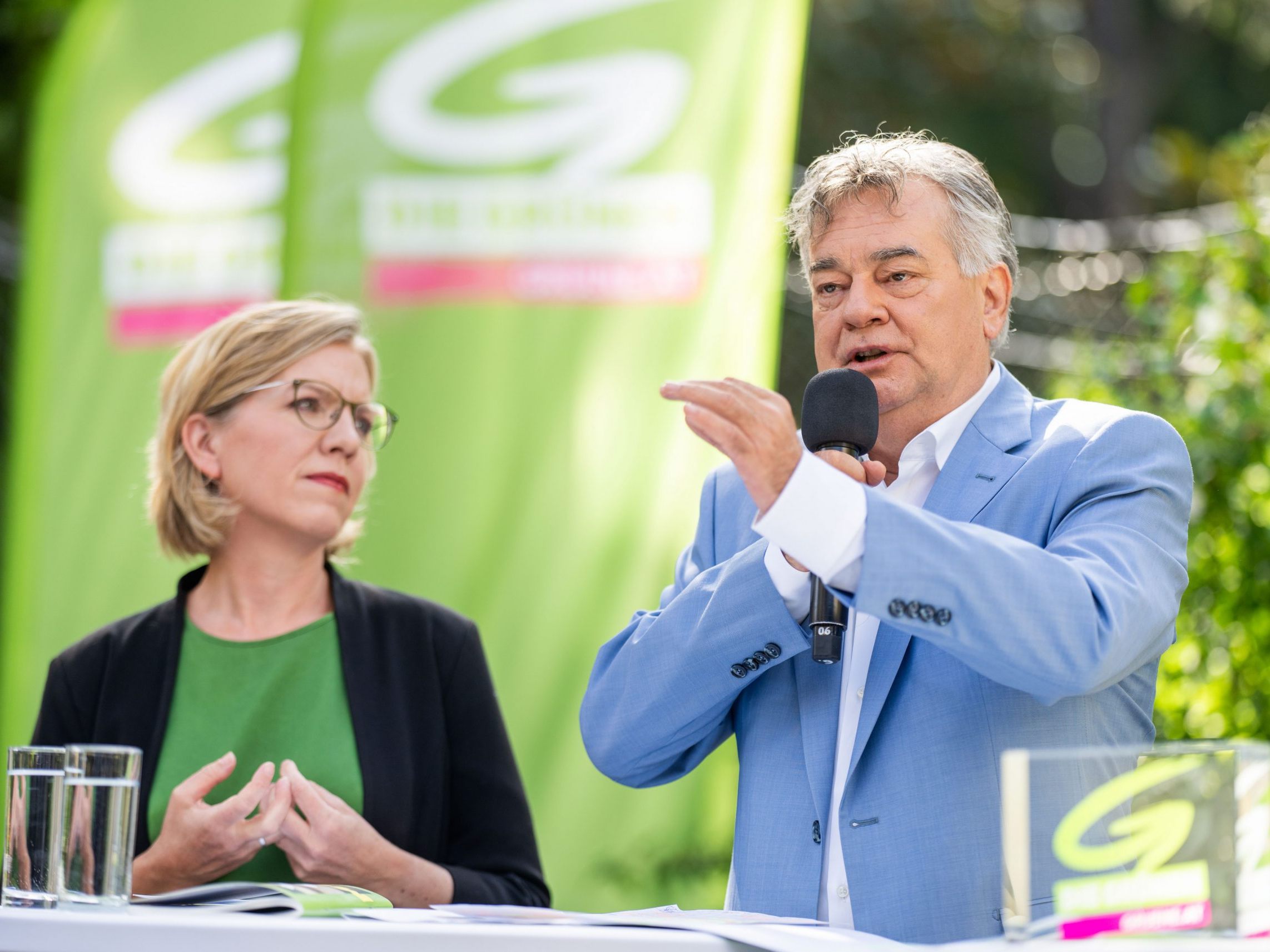 Vizekanzler und Grünen-Chef Kogler wenige Wochen vor der NR-Wahl neben Ministerin Gewessler.