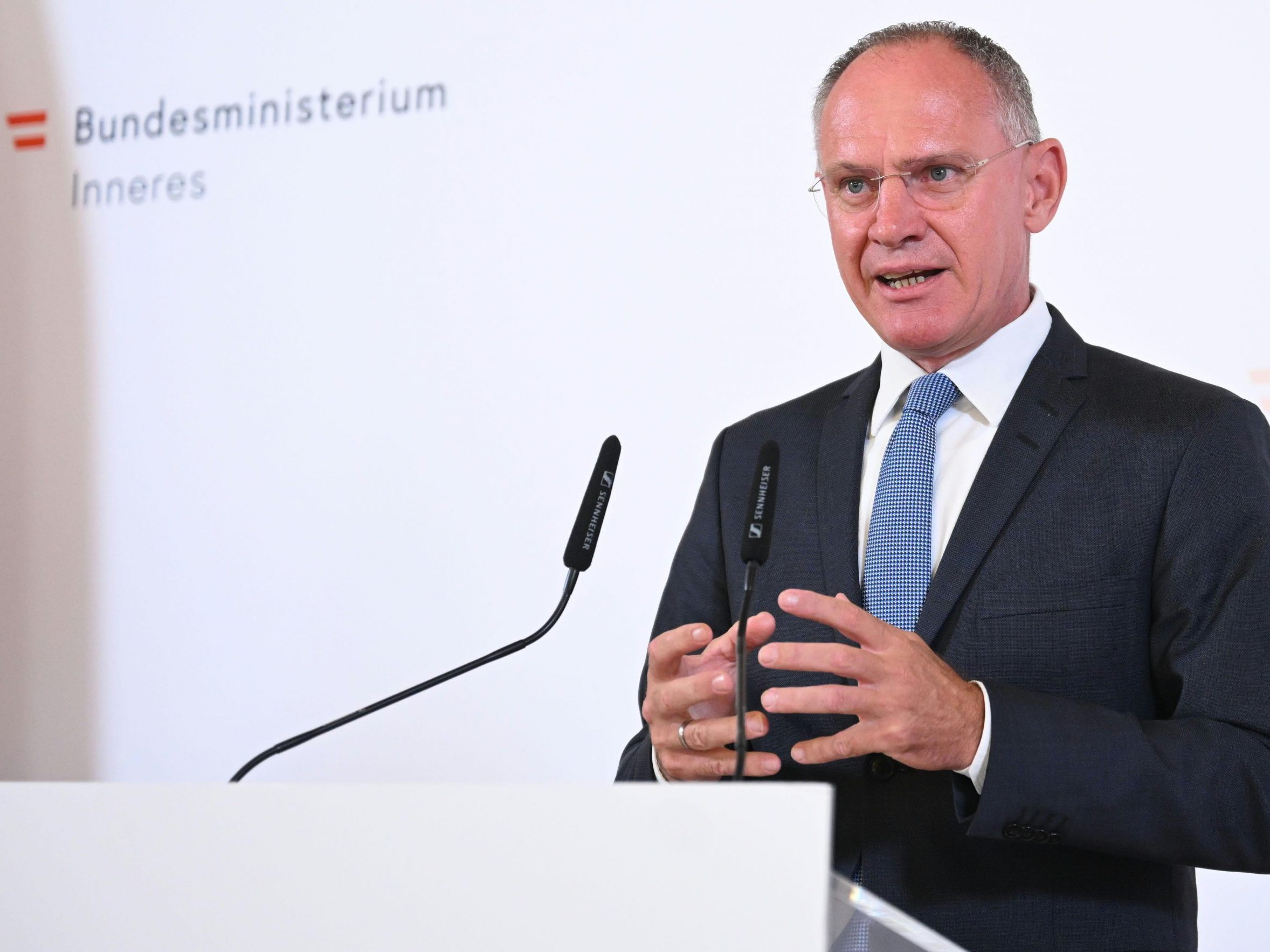 Derzeit würden Datenträger wie Mobiltelefone und Kontakte analysiert, so Karner im Rahmen einer Pressekonferenz zum "Gewaltschutz" am Montag in Wien. Derzeit würden Datenträger wie Mobiltelefone und Kontakte analysiert, so Karner im Rahmen einer Pressekonferenz zum "Gewaltschutz" am Montag in Wien.
