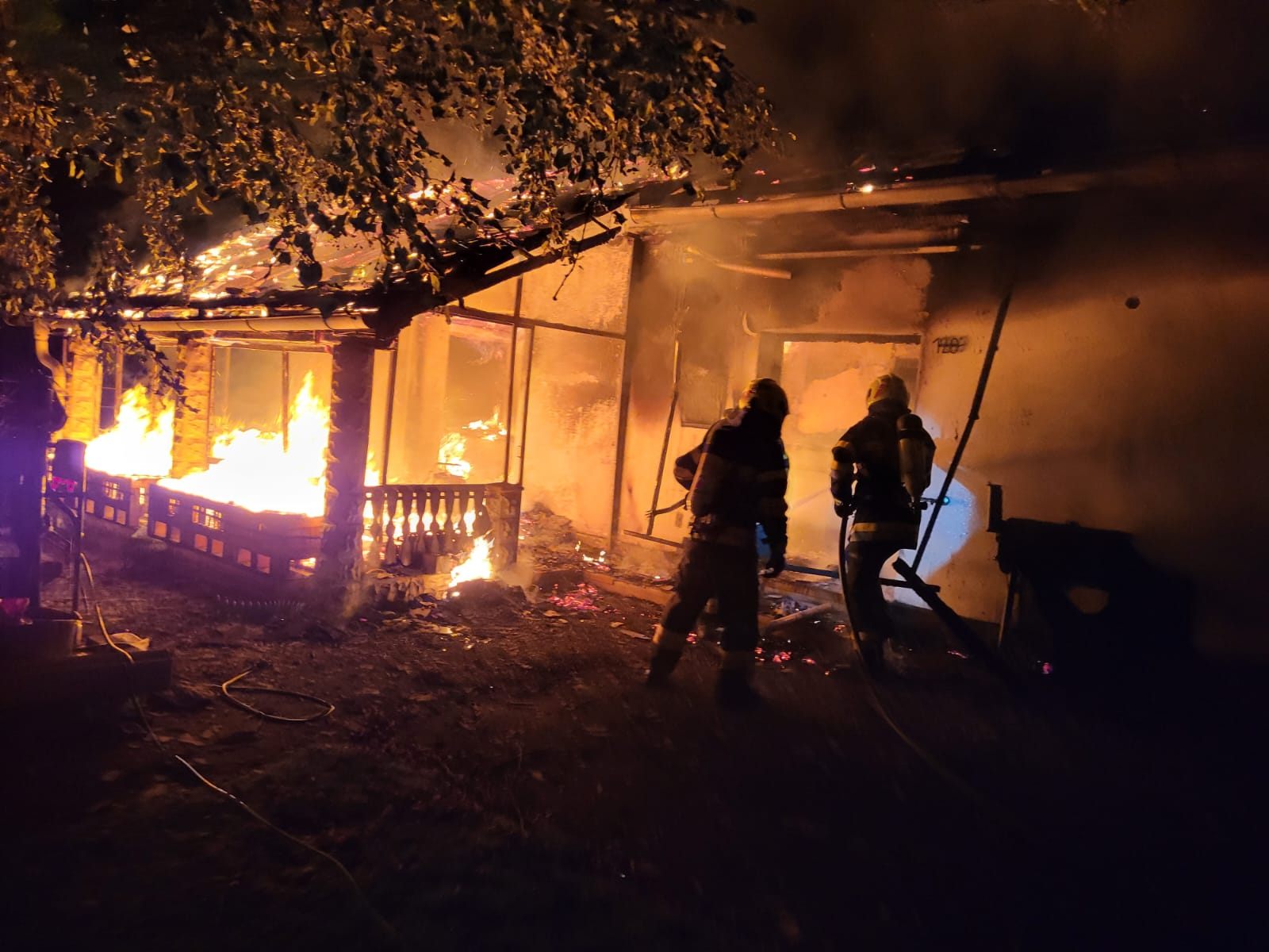 Das Haus wurde ein Raub der Flammen.