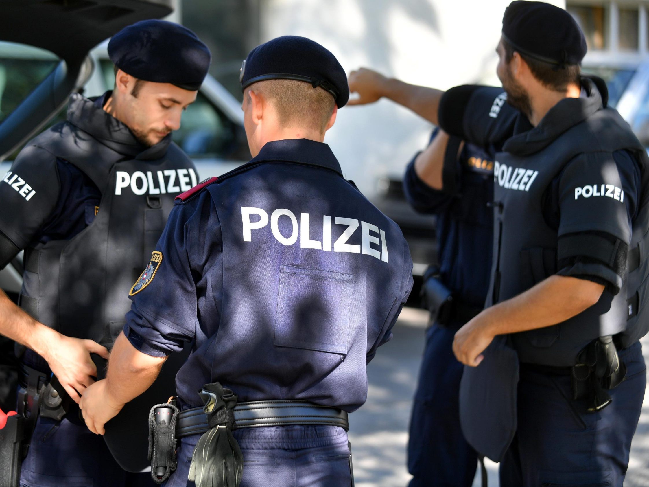 Die Beamten nahmen den Mann vorläufig fest. Die Beamten nahmen den Mann vorläufig fest.