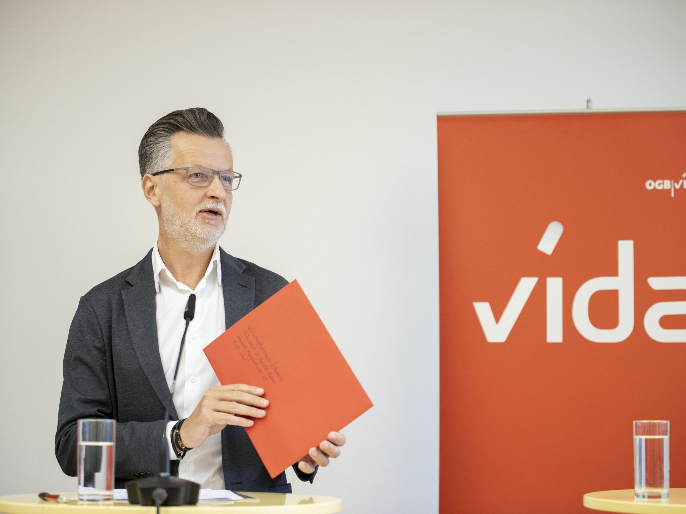"Unser oberstes Ziel muss sein, die Arbeitslosigkeit zu bekämpfen und zuallererst die hier lebenden Menschen in Beschäftigung zu bringen", meint der vida-Chef.