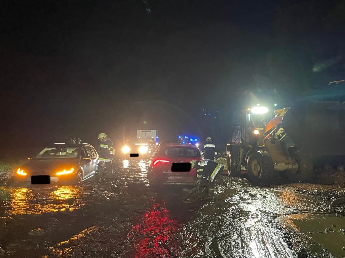 Die Lenker mussten von der Feuerwehr aus den Autos befreit werden. Die Lenker mussten von der Feuerwehr aus den Autos befreit werden.