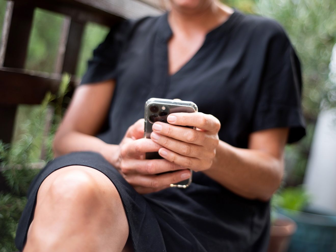 Eine Person sieht nach Infos sowie News. Die Österreicher haben letztes Jahr Milliarden an Chatnachrichten in ihr Smartphone getippt.