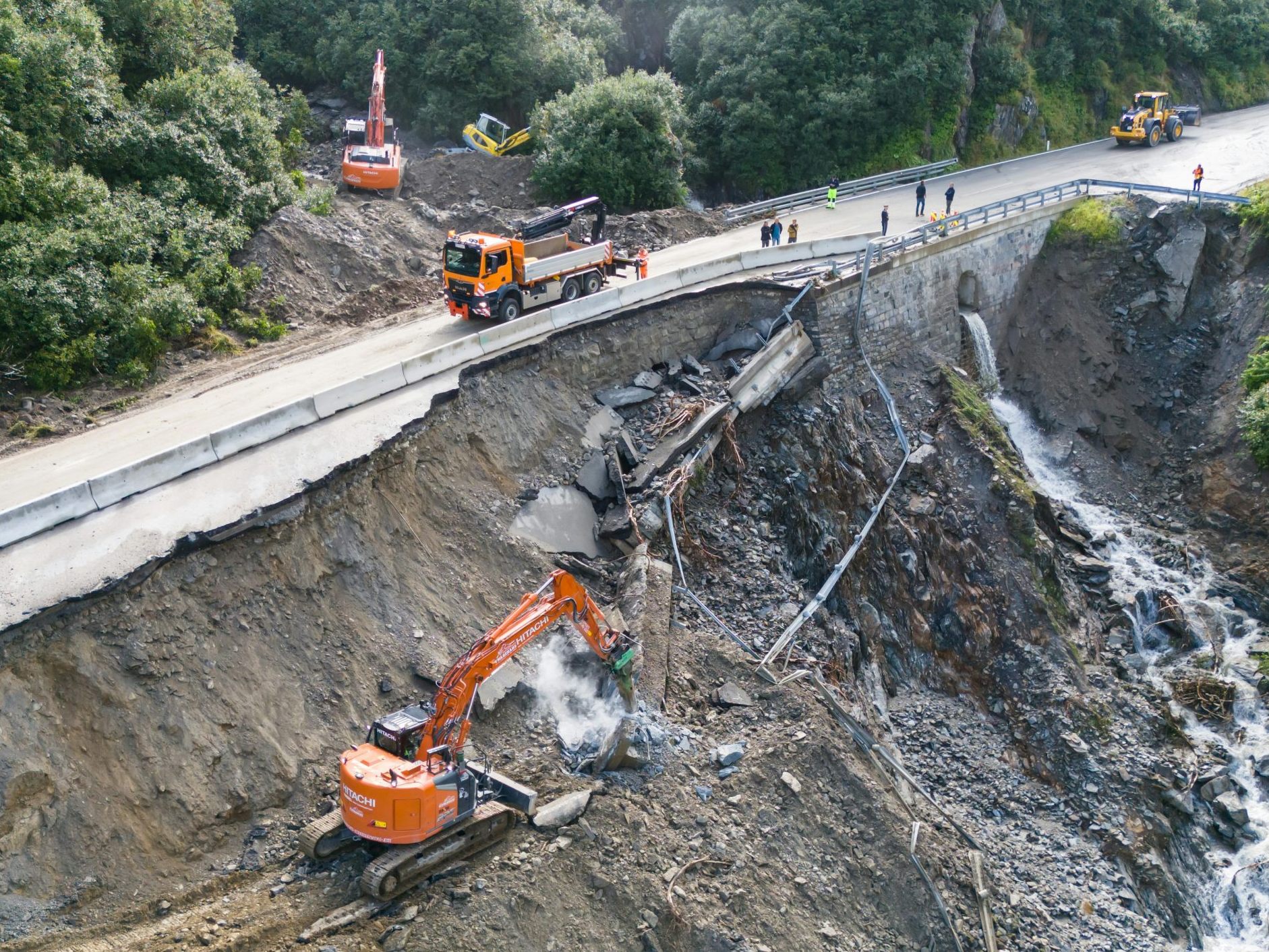 Unwetterschäden und Aufräumarbeiten auf der Arlbergpassstraße in Klösterle. Unwetterschäden und Aufräumarbeiten auf der Arlbergpassstraße in Klösterle.
